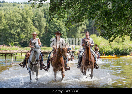 Reiter und Pferde Überquerung des Flusses Semois in der Nähe von Laferet, Belgien Stockfoto