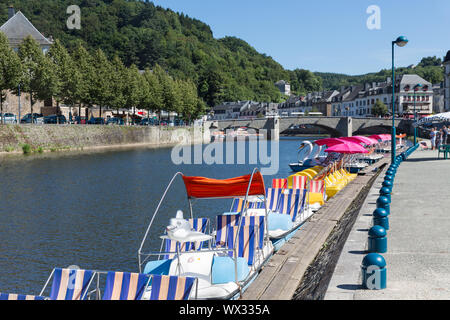 Fluss Semois mit Tretbooten für Erholung in Bouillon, Belgien Stockfoto