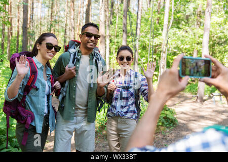 Freunde mit Rucksäcken auf Wanderung fotografiert werden Stockfoto