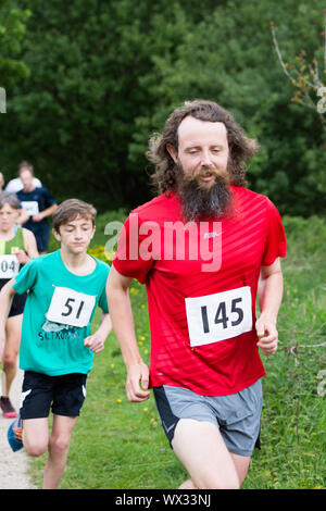 Laienhafte Läufer in einem realen Rennen, das traditionelle 2 Hügel Chagford trail Race Stockfoto