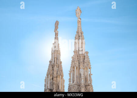 Marmorstatuen-Architektur auf dem Dach Dom Stockfoto