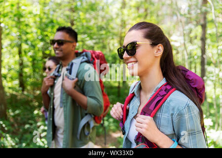 Eine Gruppe von Freunden mit Rucksäcken Wandern im Wald Stockfoto