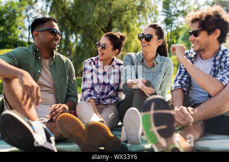 Freunden rumhängen und Reden im Freien im Sommer Stockfoto