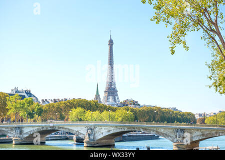 Eiffel Turm und Brücke auf der Seine in Paris. Stockfoto