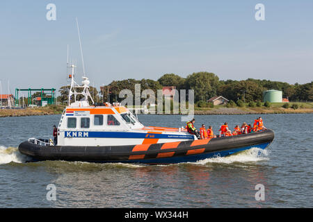 Menschen, die Bootsfahrt am Rettungsboot Demonstration in Dutch Harbor Stockfoto