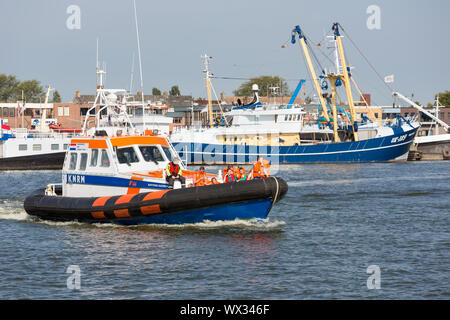 Menschen, die Bootsfahrt am Rettungsboot Demonstration in Dutch Harbor Stockfoto