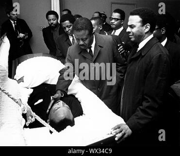 April 9, 1968 - Atlanta, Georgia, USA - Trauernde, einschließlich ANDREW YOUNG, rechts, als REV. RALPH ABERNATHY sanft berührt Dr. King's Gesicht, als sie um die Schatulle und Körper von Reverend MARTIN LUTHER KING, JR versammeln, um ihren Respekt zu bekunden und auf Wiedersehen sagen Zu seiner Trauerfeier. (Bild: © Keystone Presse Agentur/Keystone USA über ZUMAPRESS.com) Stockfoto