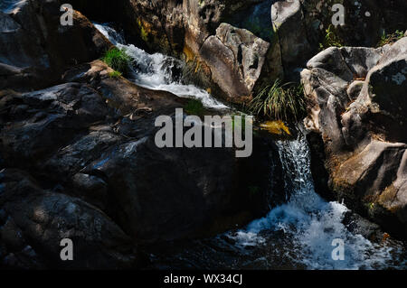 Kleiner Wasserfall von Gralheira Fluss in Carvalhais. São Pedro do Sul, Portugal Stockfoto