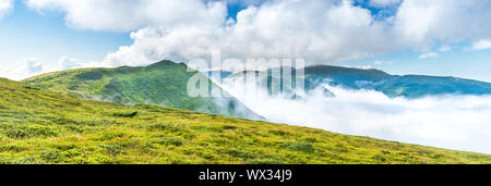 Panorama der Berge in den Wolken Stockfoto