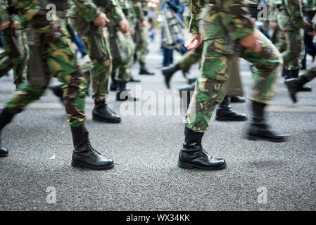 Soldaten marschieren auf den Straßen Stockfoto