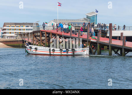 Fähre mit Passagieren verlassen den Hafen in der Nähe der Insel Helgoland Düne. Stockfoto