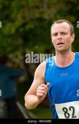 Laienhafte Läufer in einem realen Rennen, das traditionelle 2 Hügel Chagford trail Race Stockfoto