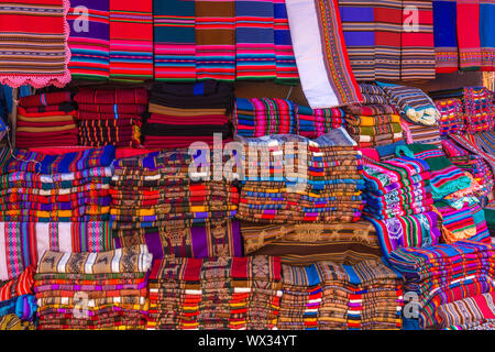 Stall mit verschiedenen Arten von Textilien an einem Sonntag Markt in Tarabuco, Abteilung Sucre, Bolivien, Lateinamerika Stockfoto