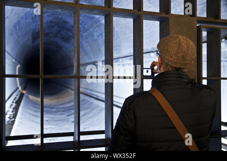 Ein Mann in der tunnelröhre fotografiert, Dokumentation Website Regierungsbunker, Deutschland, Europa Stockfoto