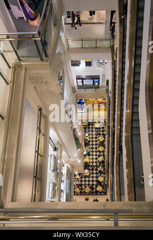 Treppenhaus mit Einkaufen Leute im Kaufhaus Selfridges in London Stockfoto