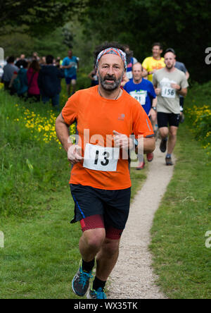 Laienhafte Läufer in einem realen Rennen, das traditionelle 2 Hügel Chagford trail Race Stockfoto