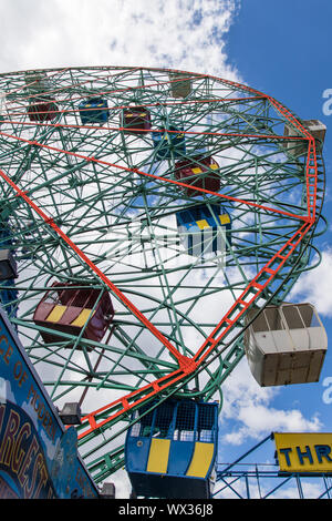 Coney Island, USA - 14. Juni 2019: DENO'S WONDER Riesenrad Vergnügungspark. Wahrzeichen Stockfoto