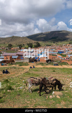 Blick von einem Berg am Sonntag Markt in Tarabuco, Abteilung Sucre, Bolivien, Lateinamerika Stockfoto