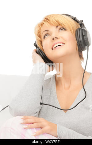 Bild der glückliche Frau Kopfhörer in weiß Stockfoto