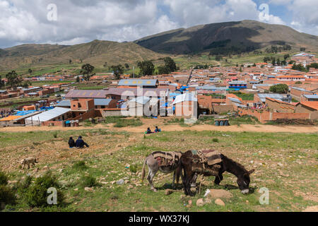 Blick von einem Berg am Sonntag Markt in Tarabuco, Abteilung Sucre, Bolivien, Lateinamerika Stockfoto