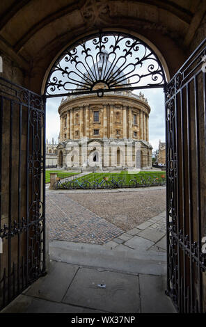 Der Blick auf Radcliffe Camera durch das Tor der Universität Kirche. Der Oxford University. England. Stockfoto