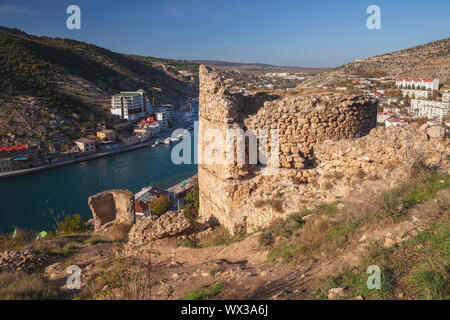 Landschaft mit Ruine von Balaklawa, es ist eine Siedlung auf der Halbinsel Krim und Teil der Stadt Sewastopol Stockfoto