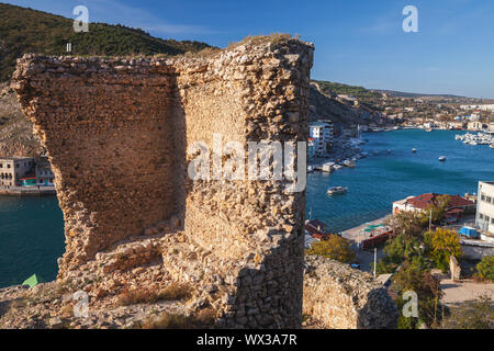 Küstenlandschaft mit zerstörten Festung von Balaklawa, es ist eine Siedlung auf der Halbinsel Krim und Teil der Stadt Sewastopol Stockfoto