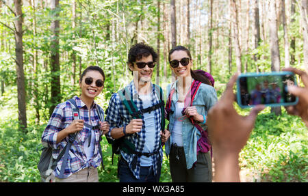 Freunde mit Rucksäcken auf Wanderung fotografiert werden Stockfoto