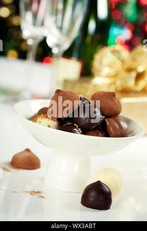 Köstliche Pralinen und Trüffel auf Weihnachten Baum Hintergrund Stockfoto