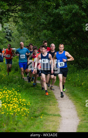 Laienhafte Läufer in einem realen Rennen, das traditionelle 2 Hügel Chagford trail Race Stockfoto