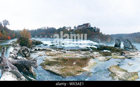 Abendlicht Panorama Landschaft der Rheinfall und Schloss Laufen in der Schweiz mit sehr niedrigen w Stockfoto