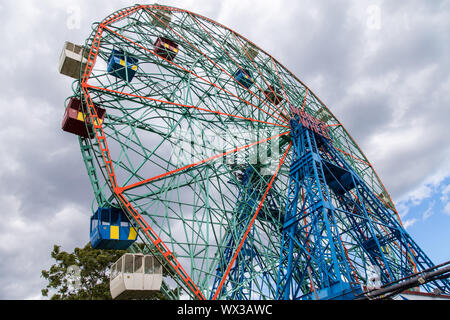 Coney Island, USA - 14. Juni 2019: DENO'S WONDER Riesenrad Vergnügungspark. Wahrzeichen Stockfoto