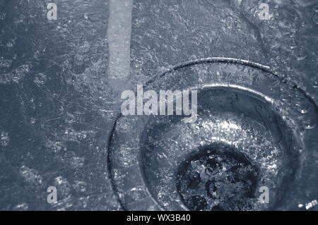 Wasserdurchfluss in den Abfluss in der Küche Stockfoto