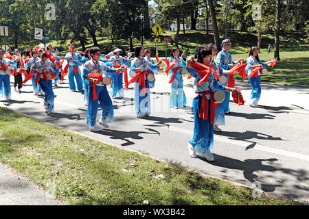 Die Pittsburgh Xiaobo chinesischer Taille Drum Dance Gruppe führt im Jahr 2019 eine Welt Tag Feier im kulturellen Gärten von Cleveland, Ohio, USA. Stockfoto