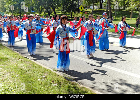 Die Pittsburgh Xiaobo chinesischer Taille Drum Dance Gruppe führt im Jahr 2019 eine Welt Tag Feier im kulturellen Gärten von Cleveland, Ohio, USA. Stockfoto