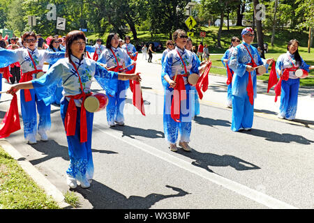 Die Pittsburgh Xiaobo chinesischer Taille Drum Dance Gruppe führt im Jahr 2019 eine Welt Tag Feier im kulturellen Gärten von Cleveland, Ohio, USA. Stockfoto