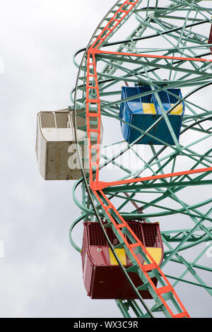 Coney Island, USA - 14. Juni 2019: DENO'S WONDER Riesenrad Vergnügungspark. Wahrzeichen Stockfoto