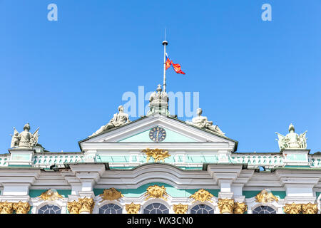 Skulpturen auf dem Dach der Eremitage, Winter Palast, St. Petersburg, Russland Stockfoto