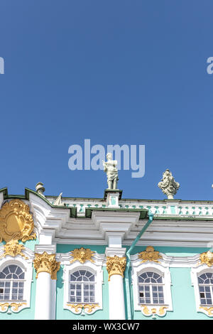 Skulpturen auf dem Dach der Eremitage, Winter Palast, St. Petersburg, Russland Stockfoto