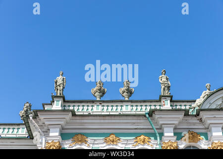 Skulpturen auf dem Dach der Eremitage, Winter Palast, St. Petersburg, Russland Stockfoto