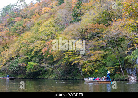 Geibikei Gorge River Cruises im Herbst Laub Saison. Schöne Landschaft Landschaften Aussicht bei schönem Wetter Tag. Suzuka, Iwate Präfektur, Japan Stockfoto