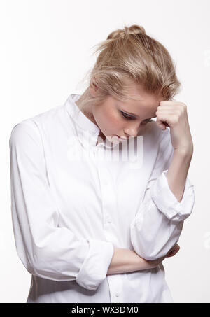 Portrait einer jungen blonden Frau auf grauem Hintergrund Stockfoto