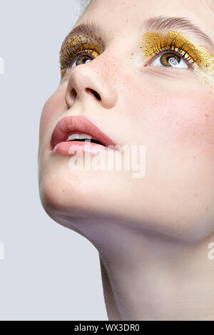 Nahaufnahme Makroaufnahme der menschlichen weiblichen Auge mit gelben rauchigen Augen Beauty Makeup. Stockfoto