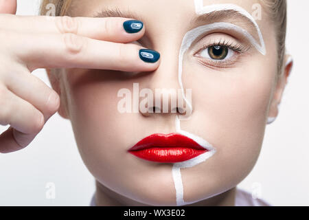 Beauty Fashion Porträt einer jungen Frau. Frauen mit einer ungewöhnlichen kreativen Make-up Gesicht Paintin. Stockfoto