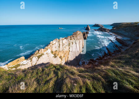 Kantabrische Küste Landschaft in Costa Quebrada, Santander, Spanien. Stockfoto