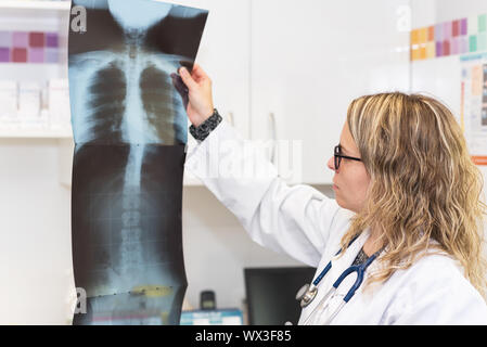 Ärztin Radiographie untersucht im Krankenhaus Stockfoto