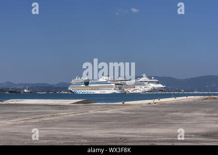 Zwei Kreuzfahrtschiffe, New Port, Kerkyra, Korfu, Griechenland, Europa Stockfoto