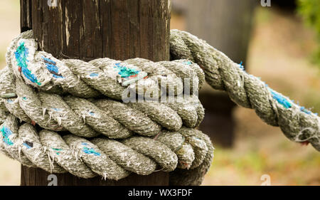 Poller und Seil in der Nähe in einem Hafen Stockfoto