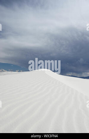 Weißer Sand dune unter einem stürmischen Abendhimmel Stockfoto