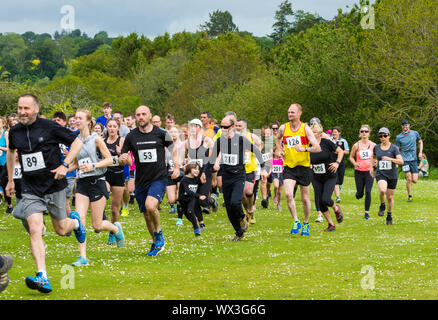 Laienhafte Läufer in einem realen Rennen, das traditionelle 2 Hügel Chagford trail Race Stockfoto